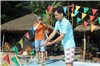 Đại diện Ban quản lý nhà máy, anh Nguyễn Quốc Tùng rước đuốc khai mạc chương trình Teambuilding tại bãi biển Nhũ Tiên - Nha Trang